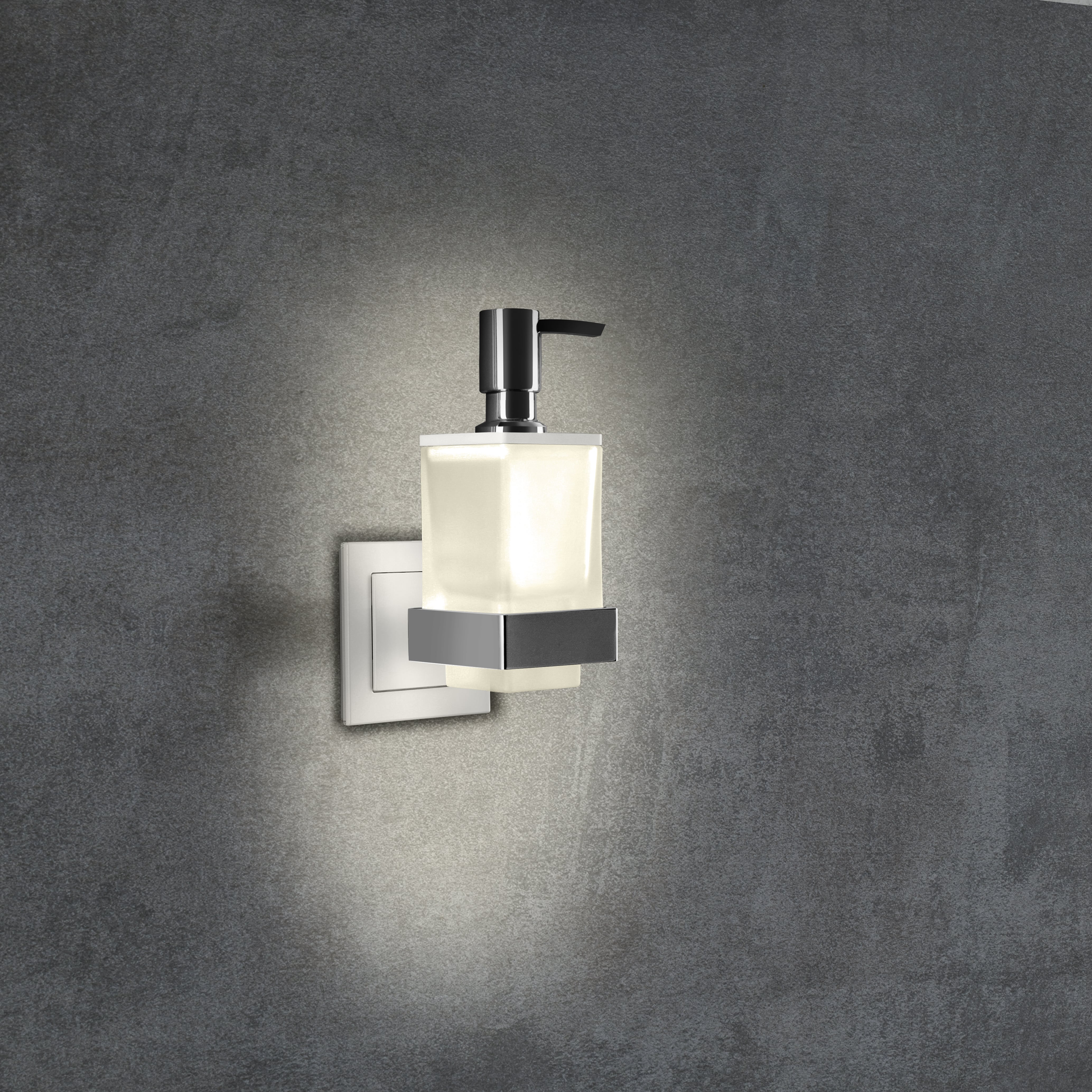 qles Bundle Badhalter Lotionspender beleuchtet LED warmweiß (3000K) Chrom + Merten Rahmen System-M Aktivweiß